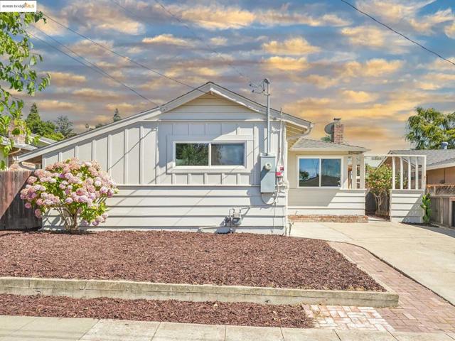 589 Evangeline Way, Hayward CA: https://media.crmls.org/mediaz/8612818a-0653-4f04-b0c8-9497d6b0f236.jpg