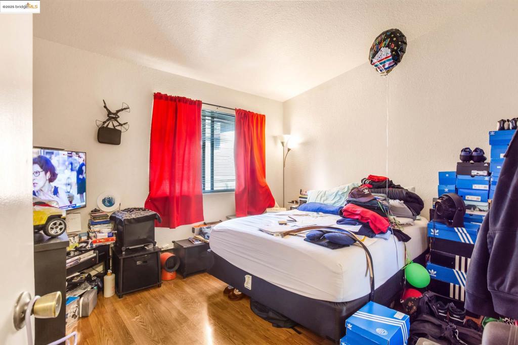 https://media.crmls.org/mediaz/8612e214-0ff4-4a4f-b5e5-60530e784ec4.jpg?preset=X-Large