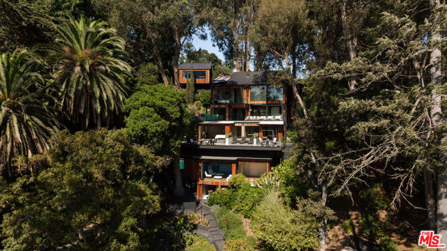 1509 Amalfi Drive, Pacific Palisades CA: https://media.crmls.org/mediaz/86130a36-9389-4599-89fe-07cc69481096.jpg