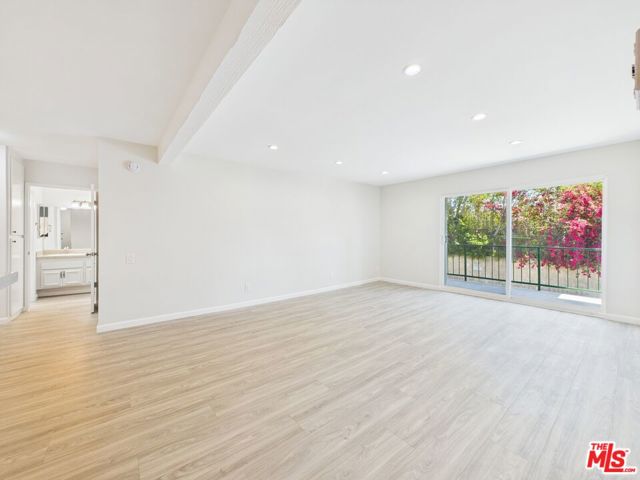 5460 White Oak Avenue, Encino CA: https://media.crmls.org/mediaz/8613f03a-7ec1-49c0-95d3-39b7b67ab6d2.jpg