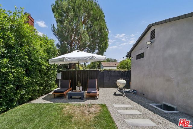 13117 Magnolia Boulevard, Sherman Oaks CA: https://media.crmls.org/mediaz/86144339-2284-48dd-95ed-9addda59d6cb.jpg