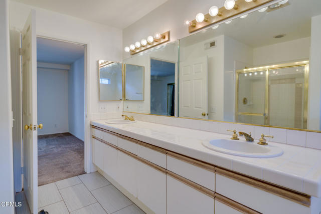 10925 Blix Street, Toluca Lake CA: https://media.crmls.org/mediaz/86145fff-777a-403e-b247-eca822431ad8.jpg