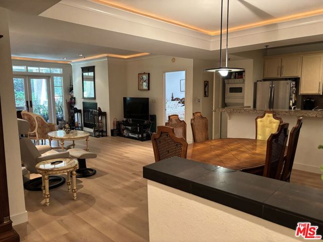 2222 N Beachwood Drive, Los Angeles CA: https://media.crmls.org/mediaz/86146c82-b927-402e-9798-daa7c543fd97.jpg