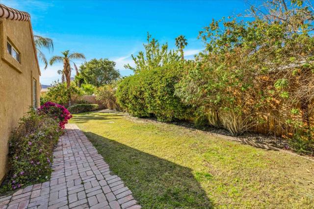 36429 Las Begonias, Cathedral City CA: https://media.crmls.org/mediaz/86148d36-7226-4e47-884f-7871b1994510.jpg