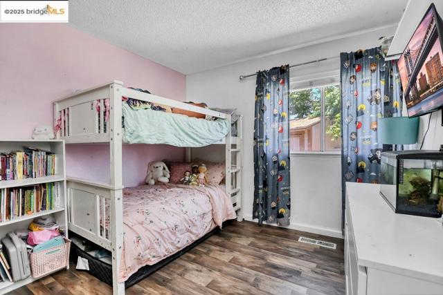 1359 Port Ct, Oakley CA: https://media.crmls.org/mediaz/8614e61a-910b-433a-a3e5-e2d7d97923d0.jpg