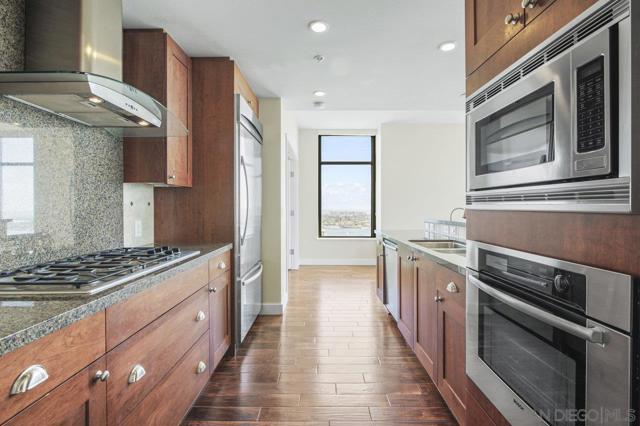 700 W E St, San Diego CA: https://media.crmls.org/mediaz/8615d378-252a-4bdf-8af3-1a315b6a3f34.jpg