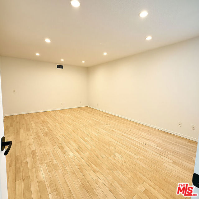 1434 Princeton St, Santa Monica CA: https://media.crmls.org/mediaz/8615d486-94a0-40f6-aa39-fab057d58a23.jpg