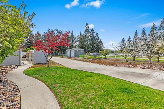 5000 Peach Blossom Lane, Oakdale CA: https://media.crmls.org/mediaz/86175f7b-cf9a-4207-ad9b-1e853e46a69b.jpg