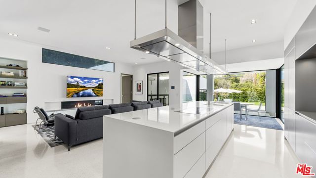 16032 VALLEY VISTA Boulevard, Encino CA: https://media.crmls.org/mediaz/8617fc21-85b8-4c78-a0d2-dc094bfd1a60.jpg