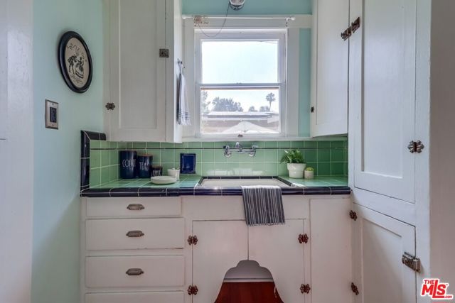 1105 E Claremont Street, Pasadena CA: https://media.crmls.org/mediaz/861879ca-f311-46fe-b631-9e21f36d56ab.jpg