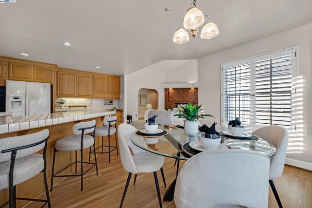 2215 Chardonnay Way, Livermore CA: https://media.crmls.org/mediaz/8619418e-1cd8-429b-b23e-d6a88c16b94f.jpg