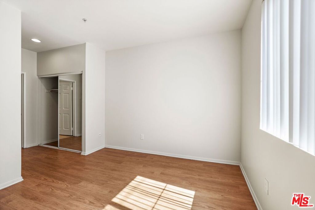 1561 S Barrington Avenue #302