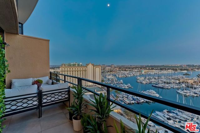 4335 Marina City Drive, Marina del Rey CA: https://media.crmls.org/mediaz/861993df-f990-4127-a70e-2d0d2bc167f6.jpg