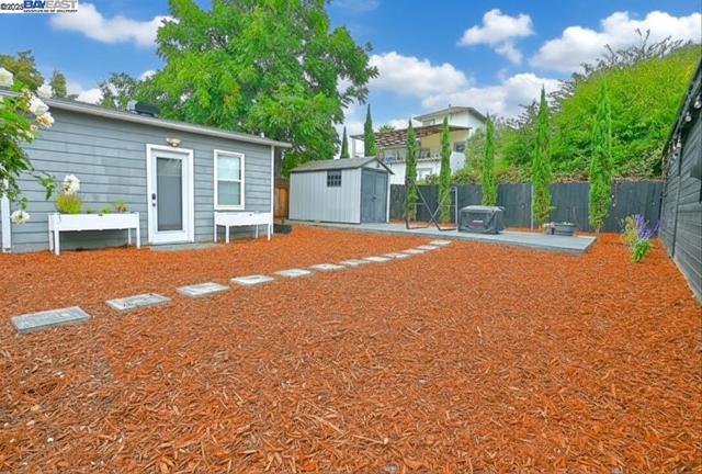 5706 Brookdale Ave, Oakland CA: https://media.crmls.org/mediaz/861a39a8-1e95-4986-ab86-f8b4f6979191.jpg