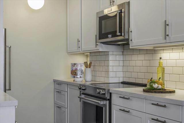 565 Bellevue Avenue, Oakland CA: https://media.crmls.org/mediaz/861b39c7-0b81-48e5-8ff6-802e99123c26.jpg