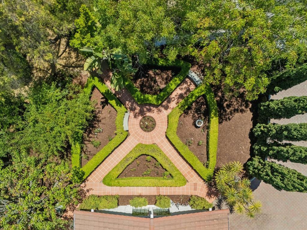 https://media.crmls.org/mediaz/861cf3b8-c61e-4556-9ac1-be1ae27c113f.jpg?preset=X-Large