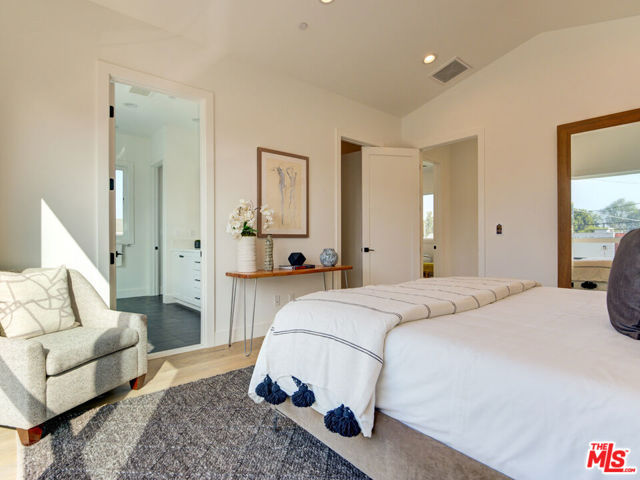 6018 Comey Avenue, Los Angeles CA: https://media.crmls.org/mediaz/861d8938-9fc3-430d-8058-1ff1602da671.jpg