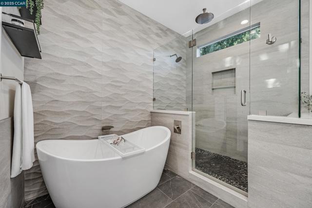 10 Woodside Dr, Danville CA: https://media.crmls.org/mediaz/861dcd80-14e9-43ab-bdd0-8504b568fbc5.jpg