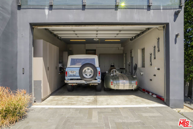 9152 Janice Place, Beverly Hills CA: https://media.crmls.org/mediaz/861f6cea-50da-44cf-ace5-0dbd8dab4fc2.jpg