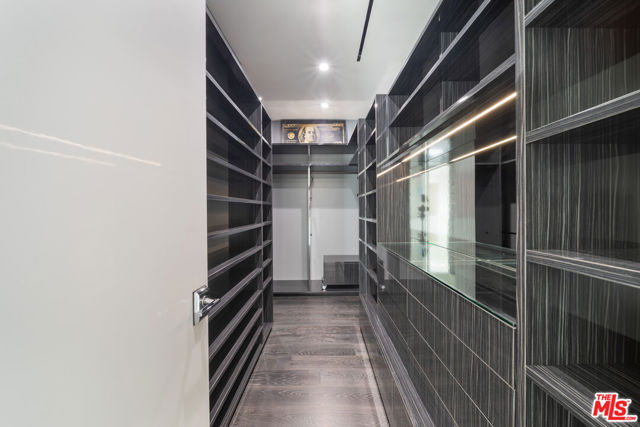 511 N Rexford Drive, Beverly Hills CA: https://media.crmls.org/mediaz/86203991-2c6c-4311-bd1b-35985311cdd4.jpg