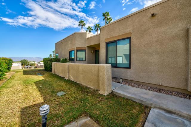 72516 Sandstone Lane, Palm Desert CA: https://media.crmls.org/mediaz/8620f051-30e5-48cd-be64-1f4d9d248109.jpg
