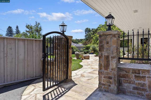3363 Springhill Rd, Lafayette CA: https://media.crmls.org/mediaz/8621bdb9-7511-42f0-a20b-0d504a609937.jpg