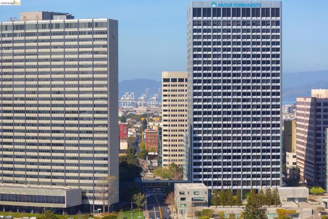 565 Bellevue Ave, Oakland CA: https://media.crmls.org/mediaz/86222076-4d3a-4747-bb13-7ec59b25e7f7.jpg