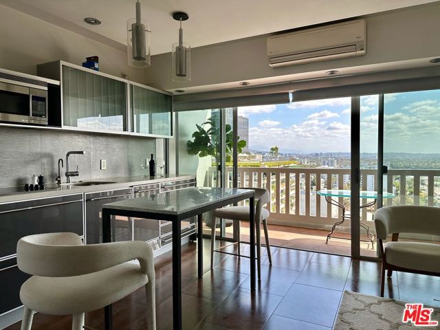 999 N Doheny Drive, West Hollywood CA: https://media.crmls.org/mediaz/8622fe34-5eaf-48df-ab2a-a07603a5330c.jpg
