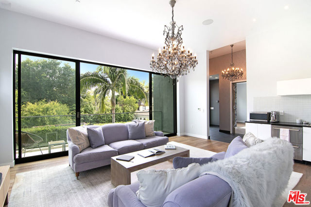 338 S Highland Avenue, Los Angeles CA: https://media.crmls.org/mediaz/86230483-53fa-4f2e-a3a1-58856e22a5b8.jpg