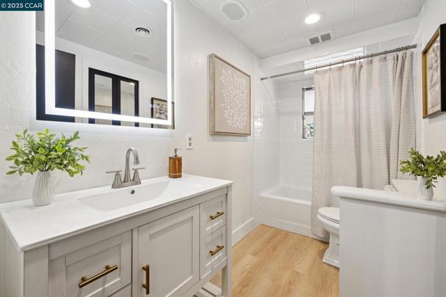 12 La Sonoma Ct, Alamo CA: https://media.crmls.org/mediaz/86243f76-e38f-4198-b06c-1b61c89ddede.jpg