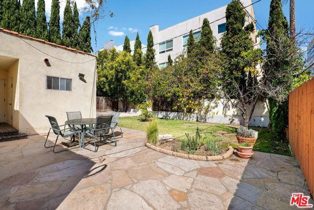 1186 Mcclellan Drive, Los Angeles CA: https://media.crmls.org/mediaz/86244a87-48a2-4d71-ad67-090f99537632.jpg