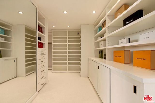 9255 Doheny Road, West Hollywood CA: https://media.crmls.org/mediaz/8624d0a6-4e0a-40eb-9809-86df16989c6f.jpg