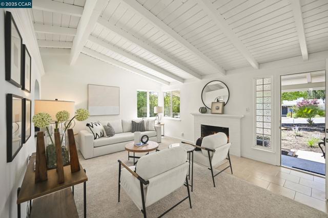 3352 Betty Ln, Lafayette CA: https://media.crmls.org/mediaz/8624d79a-60f8-407d-92b0-e2162f027315.jpg