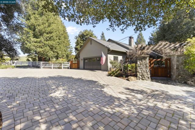 350 Pine Creek Rd, Walnut Creek CA: https://media.crmls.org/mediaz/8624f491-1671-4f6b-a5a4-b744dded7132.jpg