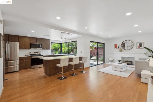 13185 Clairepointe Way, Oakland CA: https://media.crmls.org/mediaz/86253925-53db-41d3-a72e-bca338f4610d.jpg
