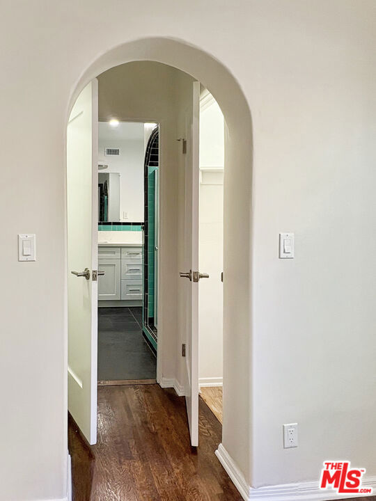 170 N Orange Drive, Los Angeles CA: https://media.crmls.org/mediaz/8625c832-117e-4284-a615-c890bc7a2365.jpg