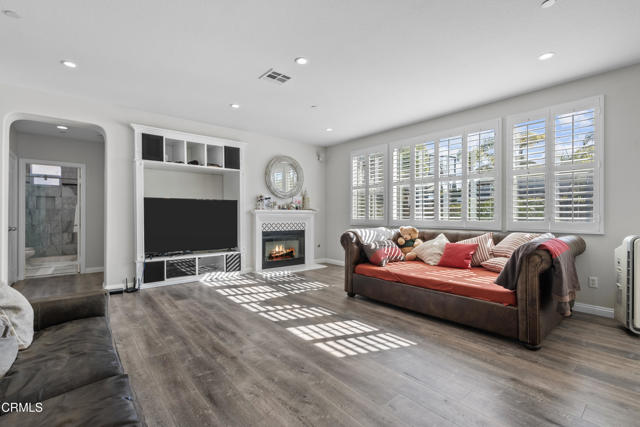 2012 Keltic Lodge Drive, Oxnard CA: https://media.crmls.org/mediaz/86263ca5-00a0-4a7a-8e55-bd8f0cfe9d72.jpg