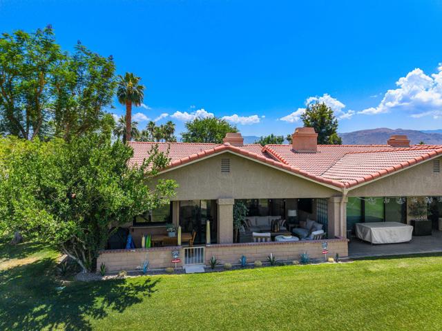 99 Camino Arroyo Place, Palm Desert CA: https://media.crmls.org/mediaz/862660f1-ec12-419b-98bf-272dba5d9585.jpg