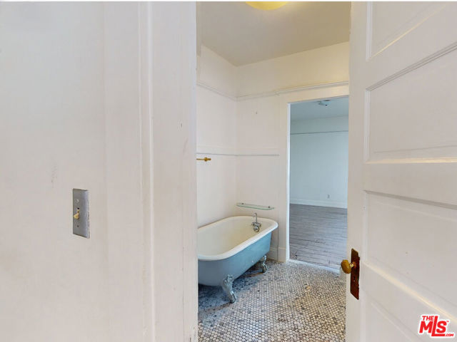 45 Breeze Avenue, Venice CA: https://media.crmls.org/mediaz/86297e38-6d7b-4b45-852c-90b30f6bd7bc.jpg