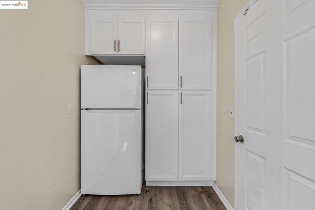 861 20Th St, Oakland CA: https://media.crmls.org/mediaz/8629b95c-49bc-48fe-98ec-47d303794324.jpg