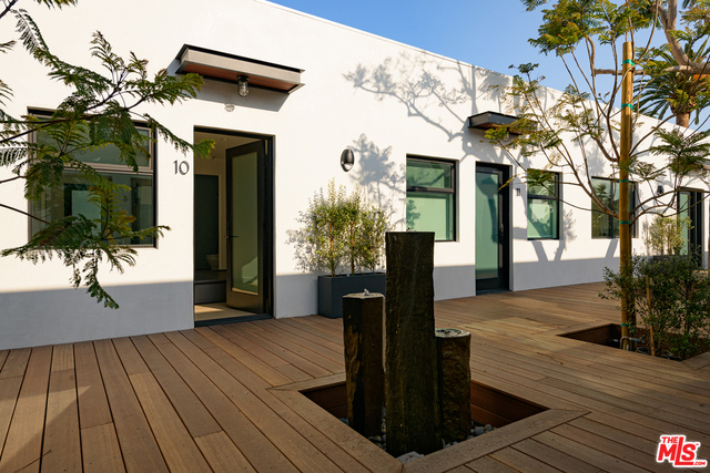 1325 Cabrillo Avenue, Venice CA: https://media.crmls.org/mediaz/862a8f69-2d0e-415d-a78b-4950d8298e70.jpg
