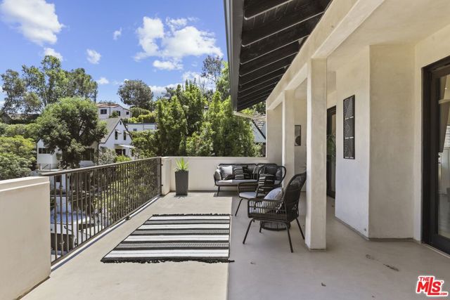 5940 Manola Way, Los Angeles CA: https://media.crmls.org/mediaz/862ad3f0-2622-4532-9e67-2a05fdbd047f.jpg