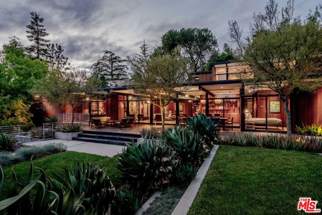 5228 Escalante Drive, La Canada Flintridge CA: https://media.crmls.org/mediaz/862ae8d4-6d8b-4780-bb02-e54efb87f036.jpg