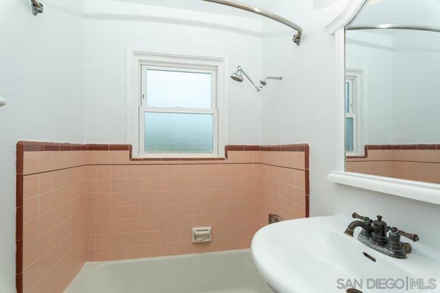 5064 Marlborough Dr, San Diego CA: https://media.crmls.org/mediaz/862b63b8-9cb4-46b7-83c7-b4260edae4b9.jpg