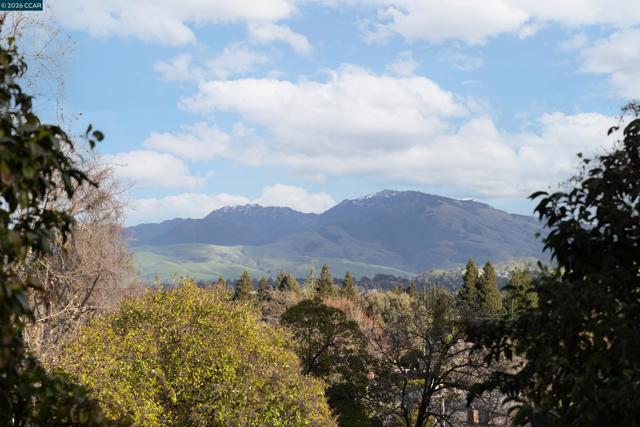 2080 Essenay Ave, Walnut Creek CA: https://media.crmls.org/mediaz/862b7173-fc82-45de-83c5-b5d58a9b0849.jpg