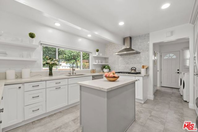 135 N Canyon View Drive, Los Angeles CA: https://media.crmls.org/mediaz/862bc9eb-8ac3-4907-8b20-bb7281455663.jpg