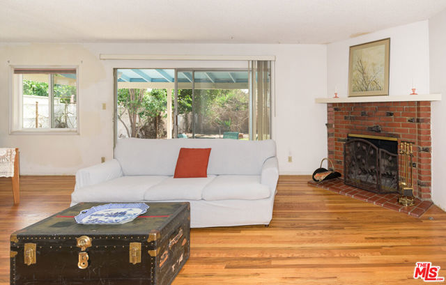 15404 Leadwell Street photo 6
