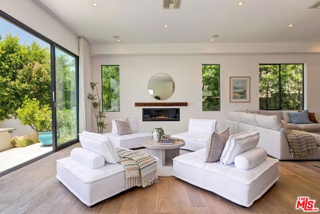 3571 Colonial Avenue, Los Angeles CA: https://media.crmls.org/mediaz/862e13b2-4e71-499c-ac31-e1e3a7264685.jpg