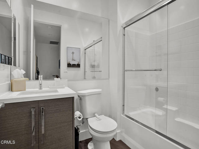 5662 Hazeltine Avenue, Van Nuys CA: https://media.crmls.org/mediaz/862e9549-78fd-4f12-8514-52dff2531e3f.jpg