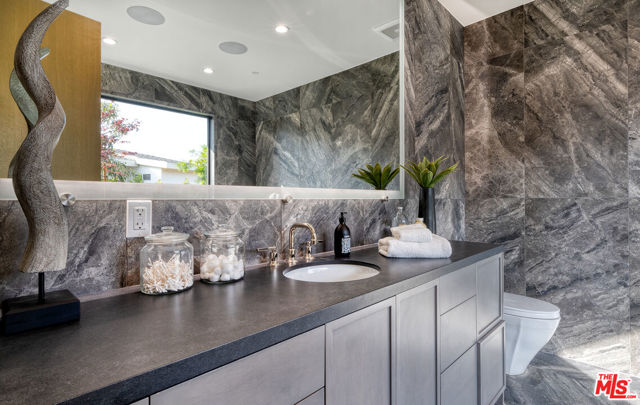 9153 Janice Place, Beverly Hills CA: https://media.crmls.org/mediaz/862f632d-9b91-495e-8ad6-649d9af421b6.jpg